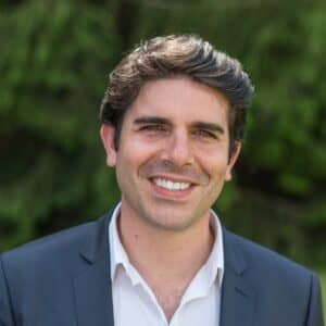 Portrait de Julien Aboukrat, co-fondateur du Cabinet Pluridisciplinaire de la Pelouse à Montgeron, spécialisé dans la location de cabinets médicaux et paramédicaux en bail professionnel longue durée.