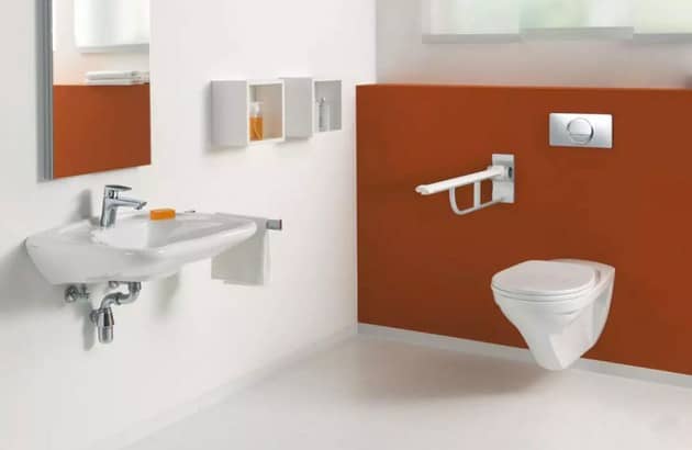 Vue des WC PMR du Cabinet Pluridisciplinaire de la Pelouse à Montgeron, conçus pour garantir un accès sécurisé et confortable aux patients à mobilité réduite, conformément aux normes d’accessibilité.